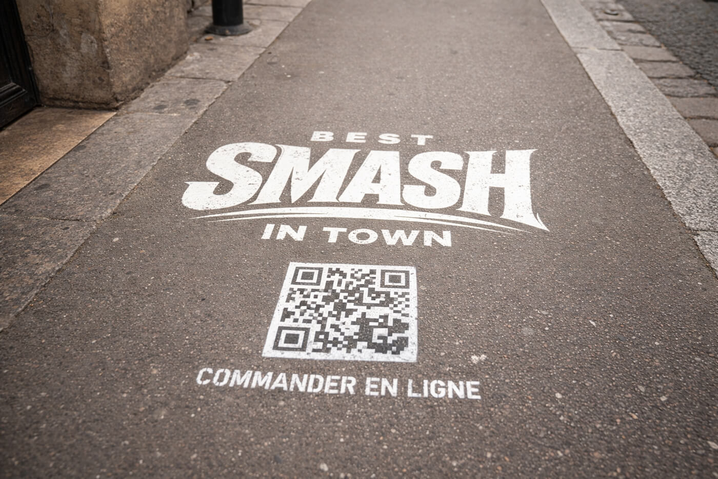 Marquage au sol clean tag avec QR code dynamique pour campagne drive-to-store Junk Smash Burgers